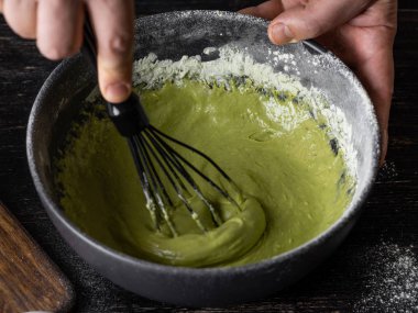 Hamur krep için matcha tozu ile karıştırma adam görünümü Kapat 