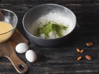 Beyaz un yeşil matcha toz kase için krep ile 