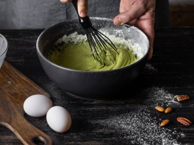 Hamur krep için matcha tozu ile karıştırma adam görünümü Kapat 