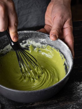 Hamur krep için matcha tozu ile karıştırma adam görünümü Kapat 