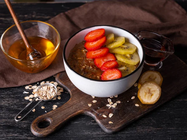 Harina Avena Recién Cocida Con Fresas Rodajas Kiwi Sobre Mesa —  Fotos de Stock