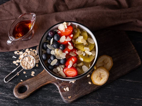 Pemandangan Puncak Oatmeal Dihiasi Dengan Buah Berry Kiwi Dan Kelopak — Foto Stok Gratis