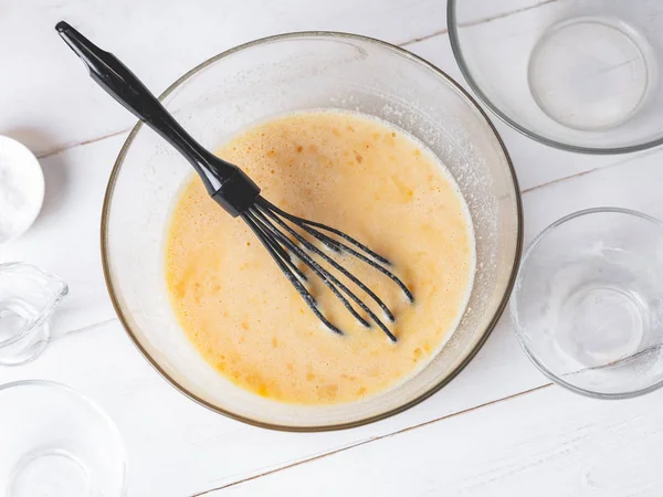 Pâte Crue Pour Crêpes Dans Bol Verre Sur Fond Bois — Photo gratuite