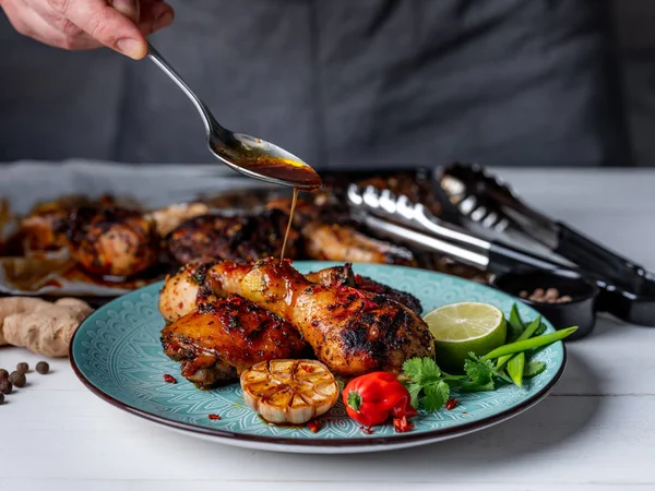 Hombre Vertiendo Salsa Sobre Patas Pollo Horneadas Servidas Con Lima — Foto de Stock