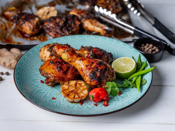 Frisch Gebackene Hühnerkeulen Serviert Mit Limettenscheibe Kräutern Und Knoblauch Auf — Stockfoto