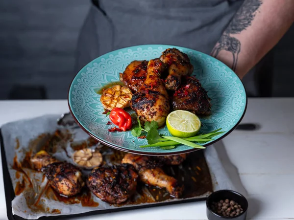 Close View Man Holding Plate Fresh Baked Spicy Chicken Legs — Stock Photo, Image