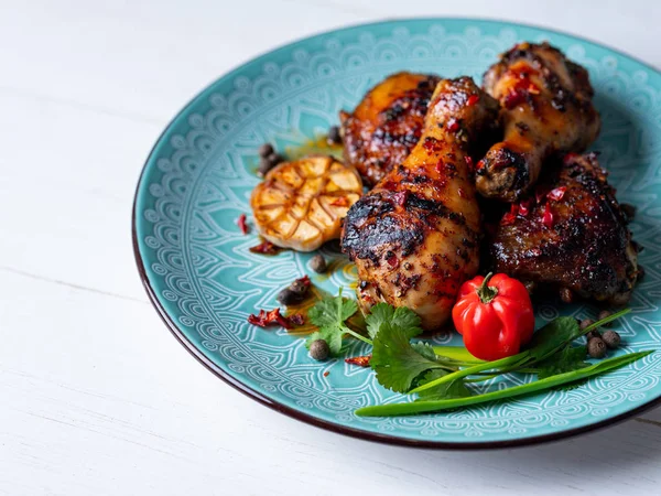 Teller Mit Frisch Gebackenen Pikanten Hühnerkeulen Serviert Mit Knoblauch Chili — Stockfoto