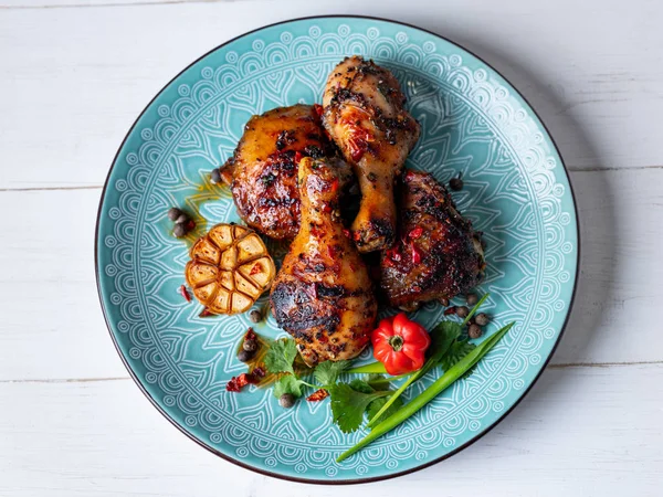 Plate Fresh Baked Spicy Chicken Legs Served Garlic Chili Pepper — Stock Photo, Image