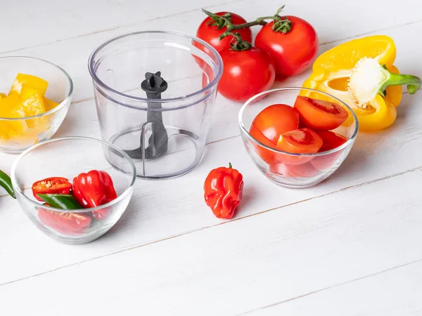 Paprika Tomaten Und Scharfe Chilischoten Mit Mixer Auf Weißem Holzhintergrund — kostenloses Stockfoto