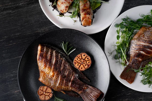 Pescado Fresco Entero Horno Servido Con Bulbos Ajo Horno — Foto de stock gratis