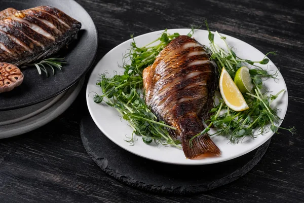 Peixe Assado Inteiro Servido Travesseiro Salada Verde Com Fatias Limão — Fotografia de Stock