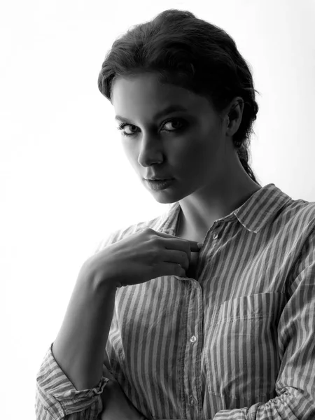 Beyaz Arka Plan Üzerinde Çizgili Gömlekli Genç Kıvırcık Kadın Portresi — Stok fotoğraf
