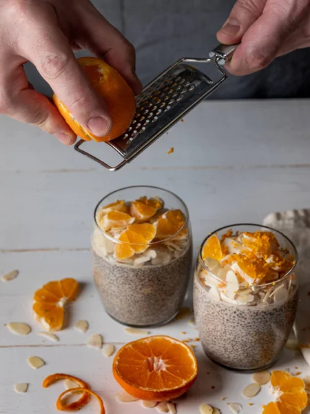 Nära Visa Människans Inredda Hemmagjord Chia Pudding Med Mandarin Zest — Stockfoto