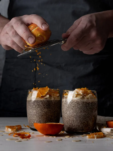 Bir Adam Görünümü Kapat Yapımı Chia Puding Mandalina Lezzet Ile — Stok fotoğraf