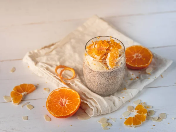 Vista Cercana Del Pudín Chía Casero Fresco Con Mandarina Madura — Foto de Stock