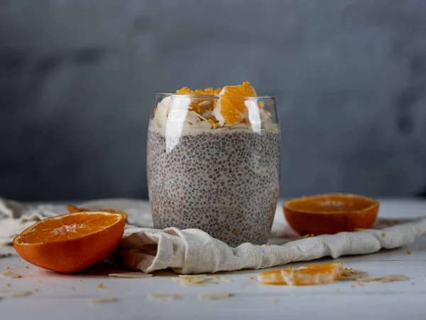 Vista Cercana Del Pudín Chía Casero Fresco Con Mandarina Madura — Foto de Stock