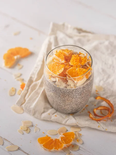 Nära Syn Färsk Hemlagad Chia Pudding Med Mogna Tangerine Linneduk — Gratis stockfoto