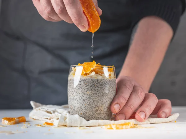 Uomo Cospargere Succo Mandarino Sul Pudding Chia Con Mandarino Maturo — Foto Stock