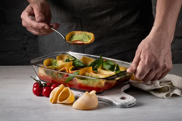 Tutup Tampilan Segar Dipanggang Lumaconi Dengan Saus Pesto Hijau — Stok Foto