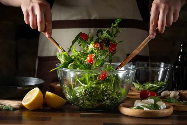 Man Mengen Frisse Groene Salade Met Tomaten Brie Kaas Glazen — Stockfoto