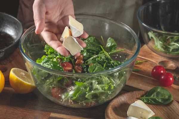 Chef Macho Cocinando Ensalada Verde Fresca Con Tomates Queso Brie — Foto de Stock