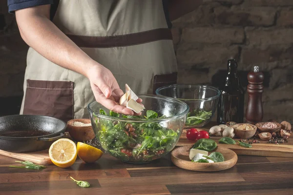 Manlig Kock Matlagning Fräsch Grönsallad Med Tomater Brie Ost Och — Stockfoto