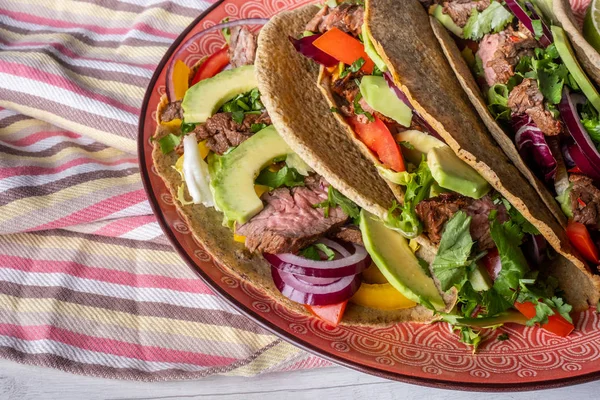 Frische Tacos Mit Rindfleisch Avocadoscheiben Und Paprika Serviert Mit Limettenscheiben — Stockfoto