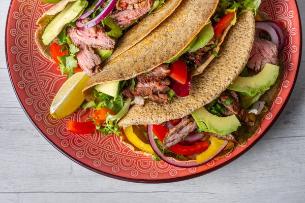 Tacos Frescos Con Carne Res Rodajas Aguacate Pimientos Servidos Con —  Fotos de Stock