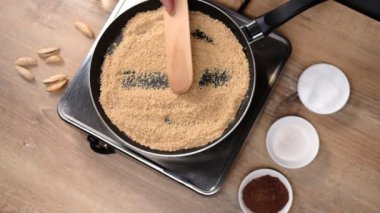 Dondurulmuş tatlı için kavurma kırıntıları yakın görünümü 