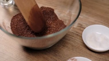 Dondurulmuş tatlı için kase kahverengi kırıntıları karıştırma ahşap spatula yakın görünümü 