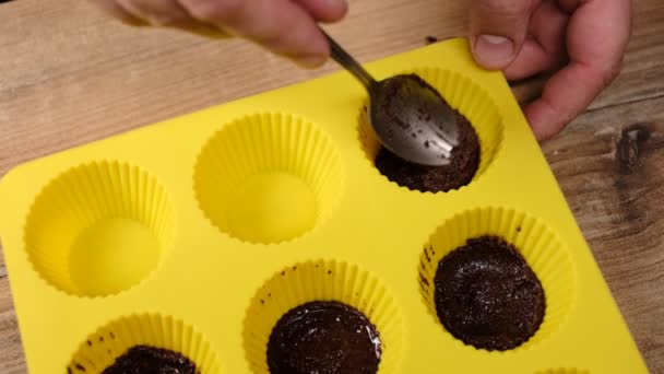 Vista Próxima Homem Colocando Migalhas Chocolate Molde Silicone Amarelo Para — Vídeo de Stock