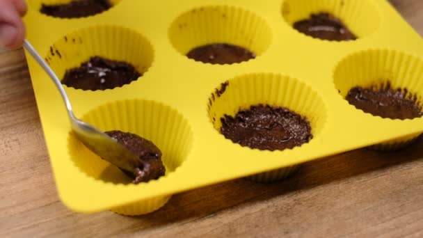 Vista Próxima Homem Colocando Migalhas Chocolate Molde Silicone Amarelo Para — Vídeo de Stock