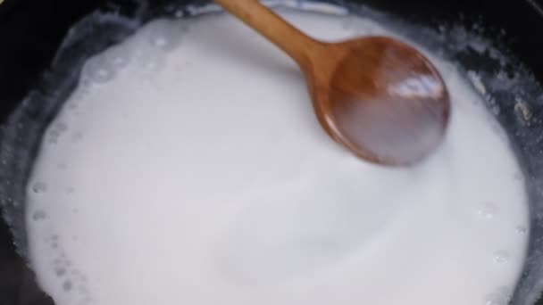 男厨师烹饪香草奶油甜点与香料和杏仁坚果 — 图库视频影像