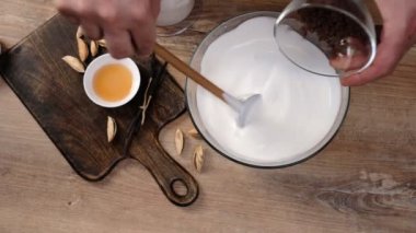 Erkek şef baharat ve badem fındık ile vanilya kremalı tatlı pişirme 