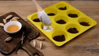 Sarı silikon kalıp soğuk vanilya krem tatlı pişirme şefin yakın görünümü