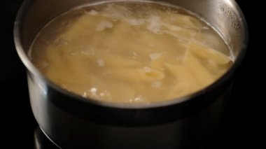 Tencerede haşlayan salata için penne makarnayakın görünümü
