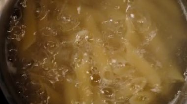 Tencerede haşlayan salata için penne makarnayakın görünümü