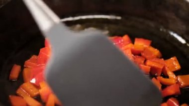 Doğranmış biber kızartma ve tavada katlama yakın görünümü