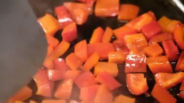 Doğranmış biber kızartma ve tavada katlama yakın görünümü