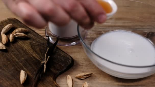 Nahaufnahme Eines Mannes Der Vanilleessenz Ein Milchiges Dessert Gibt — Stockvideo