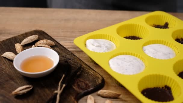 Schließen Sie Die Ansicht Des Chefs Der Kaltes Vanillecreme Dessert — Stockvideo