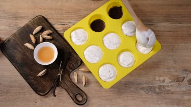 Pohled Kuchaře Vaření Studené Vanilkové Krémy Žluté Silikonové Plísně — Stock video