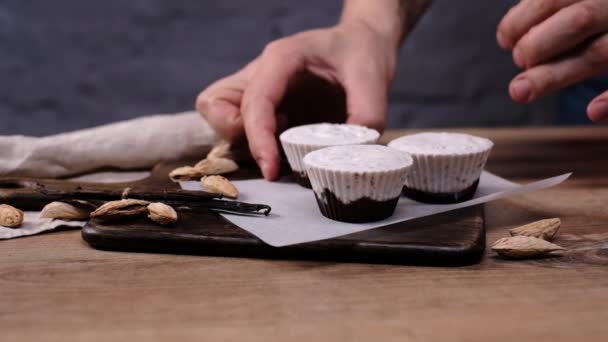 新鲜冷冻香草甜点 在木板上加入新鲜的香草豆和未剥皮的杏仁坚果 — 图库视频影像