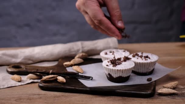 Frisches Gefrorenes Vanille Dessert Mit Frischen Vanilleschoten Und Ungeschälten Mandelnüssen — Stockvideo