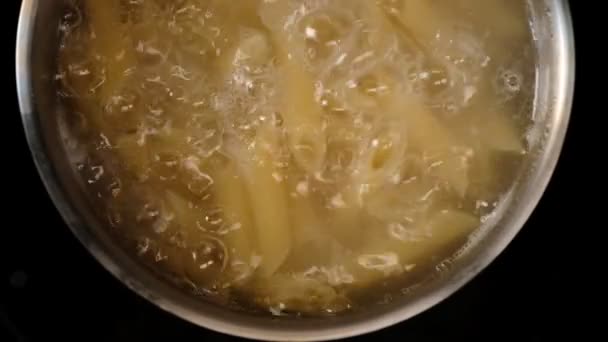 Fechar Vista Penne Pasta Para Salada Fervente Panela — Vídeo de Stock