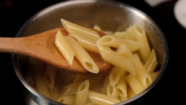 Vista Cercana Hombre Plegable Hervir Penne Pasta Cacerola — Vídeos de Stock