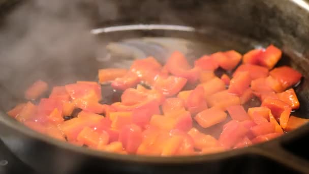 在平底锅中切碎的甜椒煎炸的近距离观察 — 图库视频影像