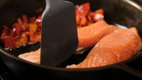 Вид Рыбу Жарящуюся Сковороде Овощами — стоковое видео