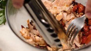 Salata için taze ızgara somon balığı doğranan adamın yakın görünümü