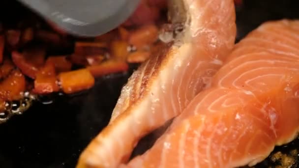 Blízký Pohled Rybí Smažení Pánvi Zeleninou — Stock video